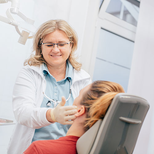 Zahnärztin Eschborn - Beate Korus - Behandlung